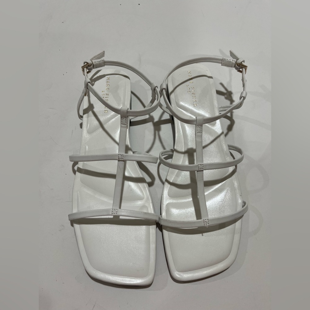 Marc Fisher LTD white flat leather sandals, strapping sandals size 9M